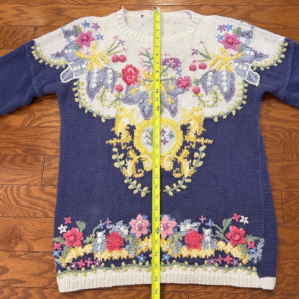 Vintage Floral Embroidered Women's Sweater - Blue and White. Hand knit - Picture 16 of 16